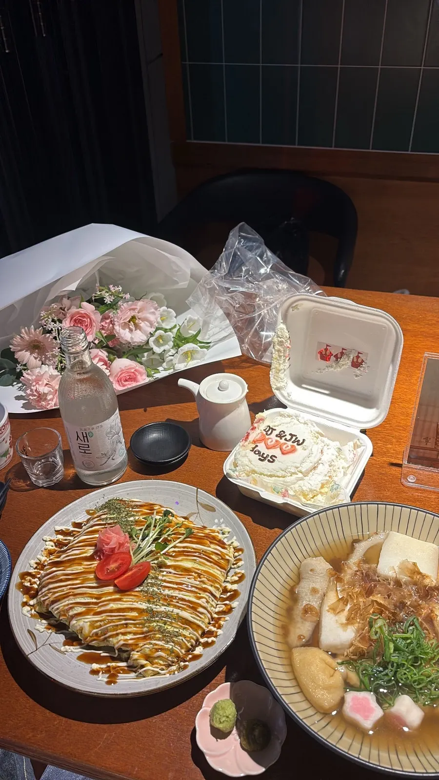 촛불을 켠 케이크와 기념일 테이블