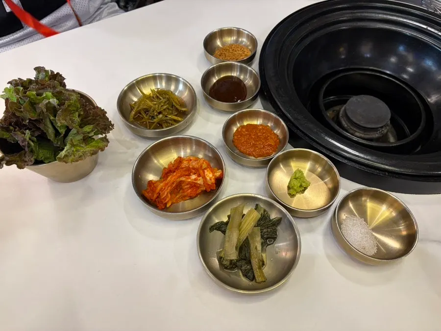 태블릿으로 보는 고기와 식사 메뉴