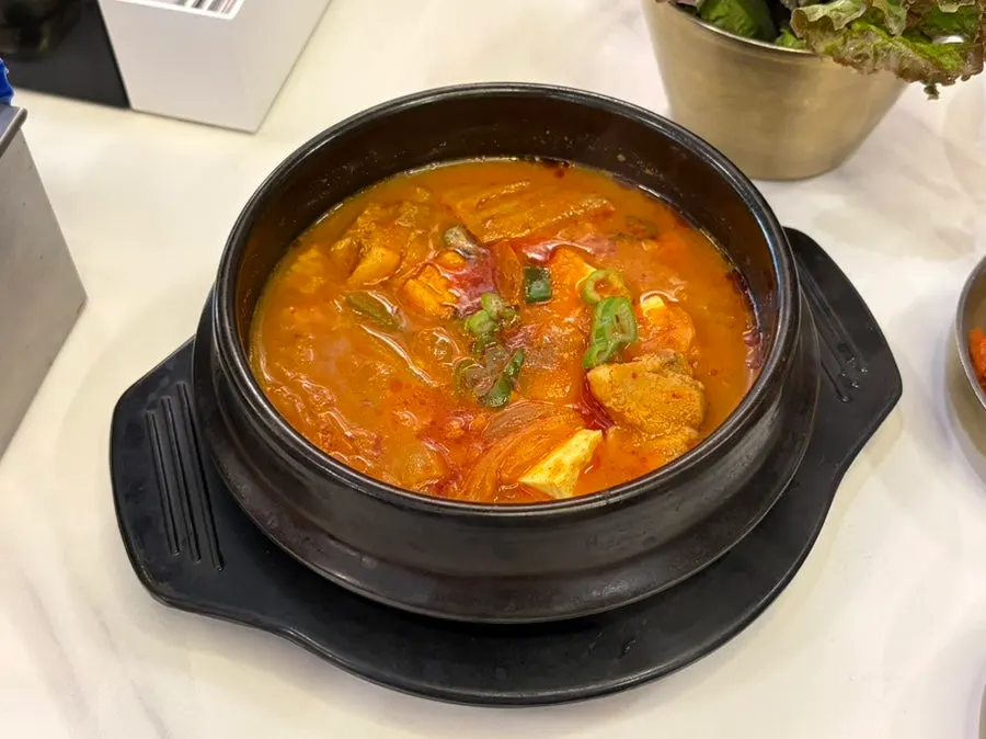소스와 장아찌가 놓인 밑반찬