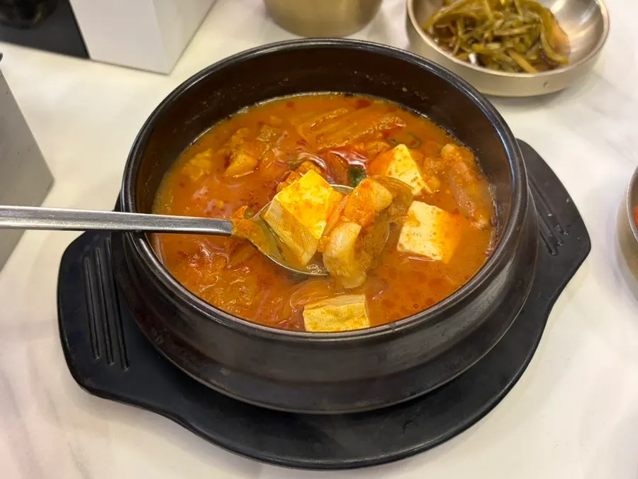 김치가 곁들여진 기본 상차림