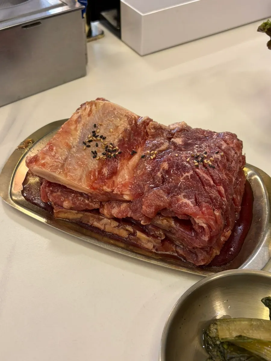 돼지고기 건더기가 든 서비스 김치찌개