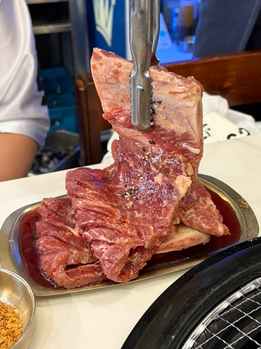 뚝배기에 담긴 깔끔한 김치찌개