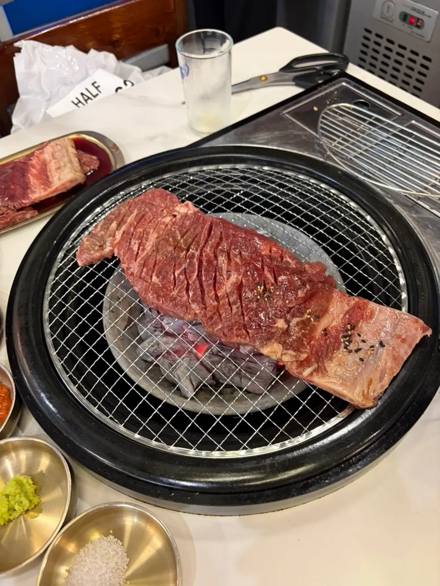 참숯과 푸짐하게 차려진 고기 한 상