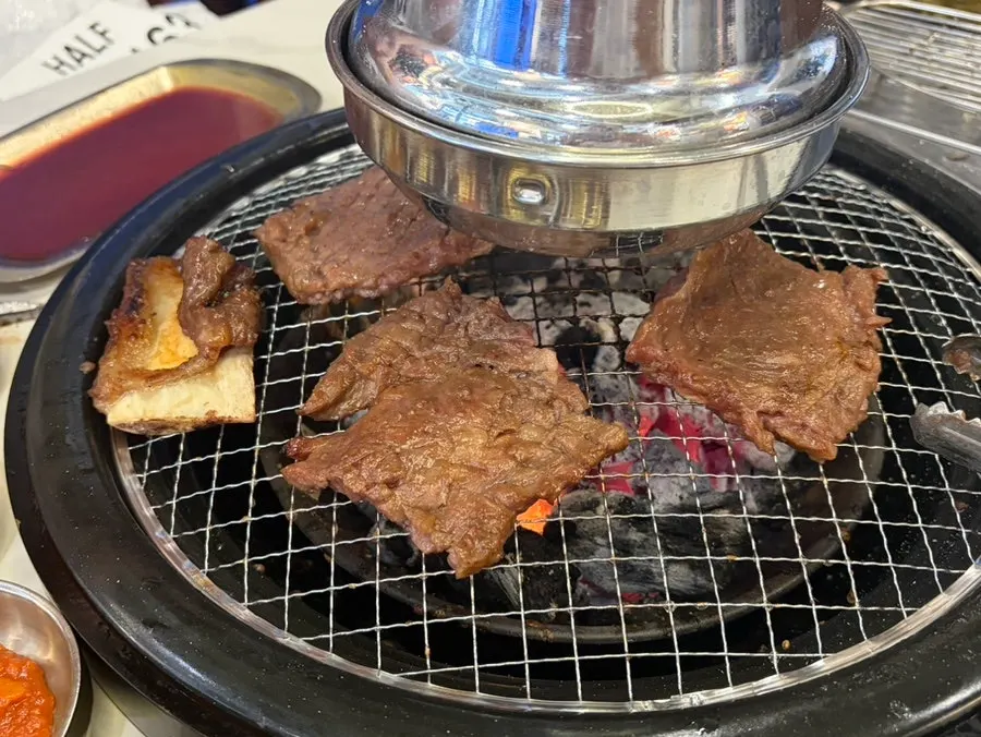 불판 위에 올린 큼직한 소왕갈비