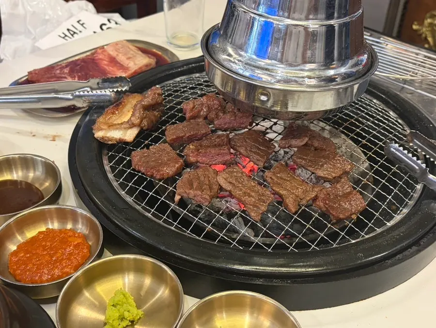 참숯 불판에서 굽는 양념갈비