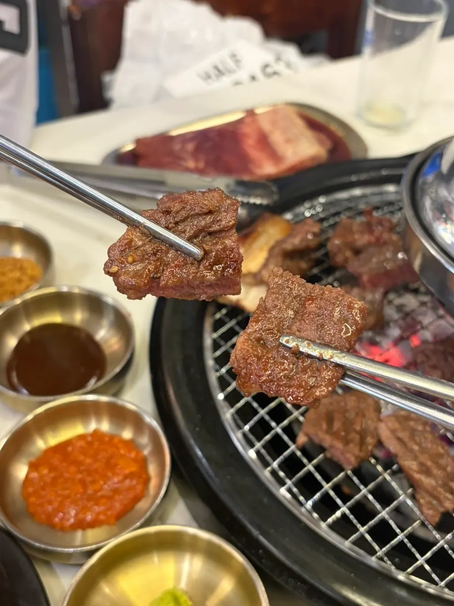노릇하게 익어가는 양념 소갈비