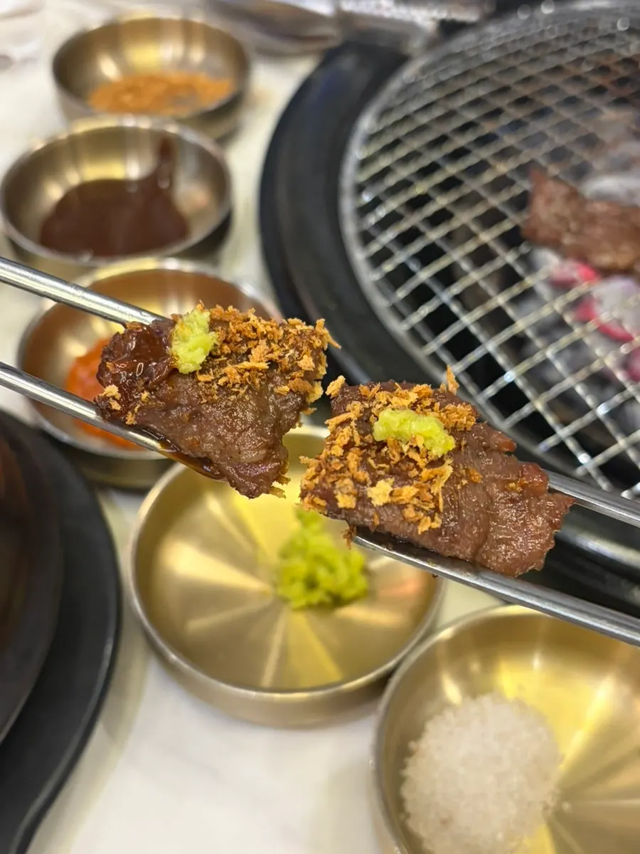 잘 익은 양념소왕갈비 한 점