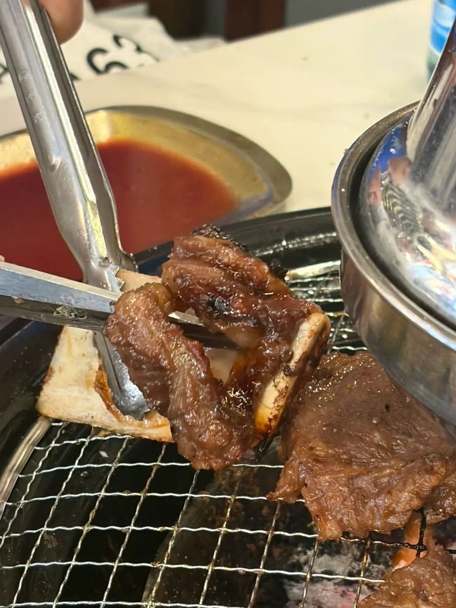 쌀밥과 특제 가루를 곁들인 소갈비