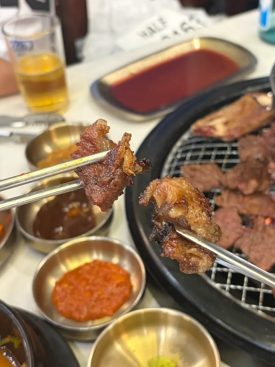 뼈 부분까지 먹는 소갈비