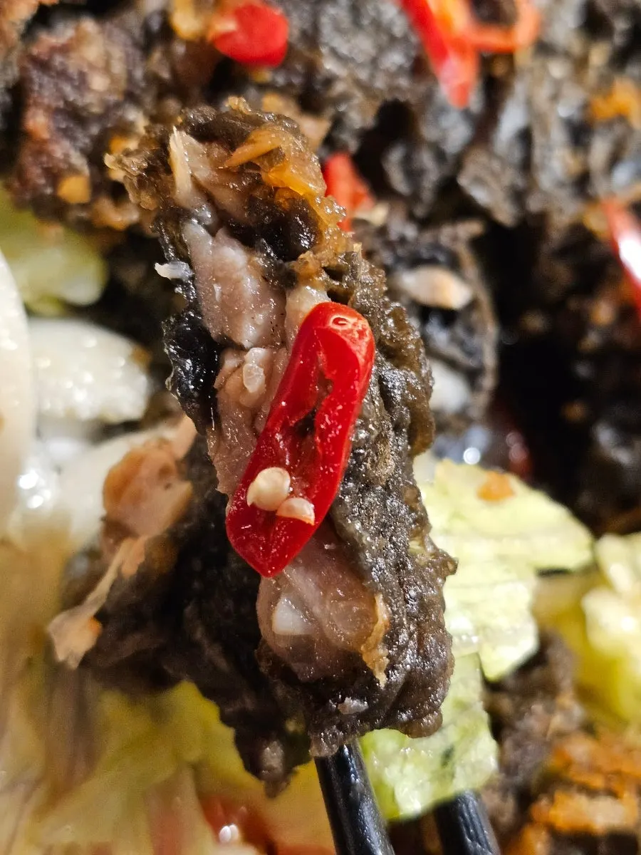 Fried chicken topped with vegetables and spicy chilies
