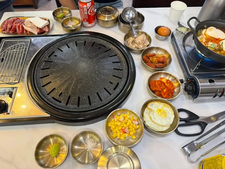 황제갈비정식 주문과 순두부찌개 서비스