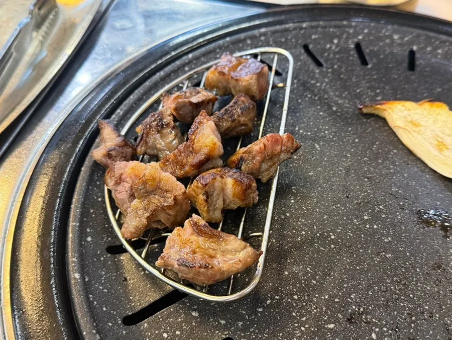 불판에 올린 황제갈비살