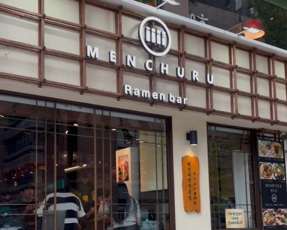 木目調のバー席と店内