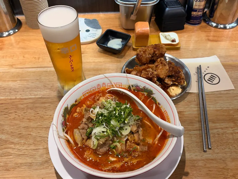 モツラーメンと手作り唐揚げを注文
