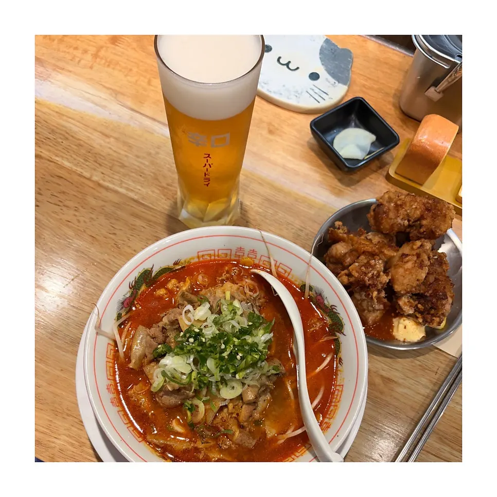 ラーメンと生ビールを添えた夕食