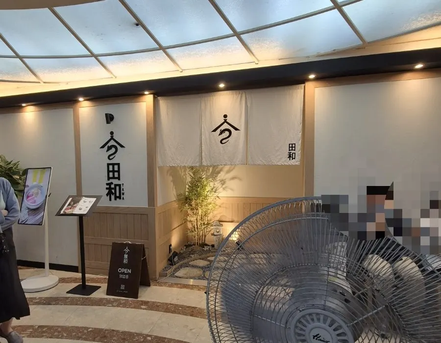 Guests waiting during weekday lunch