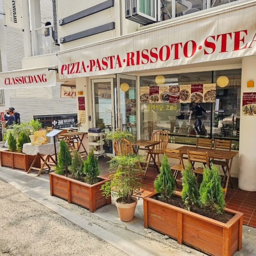 Outdoor atmosphere at Classicdang on Yeonhui-ro 1-gil