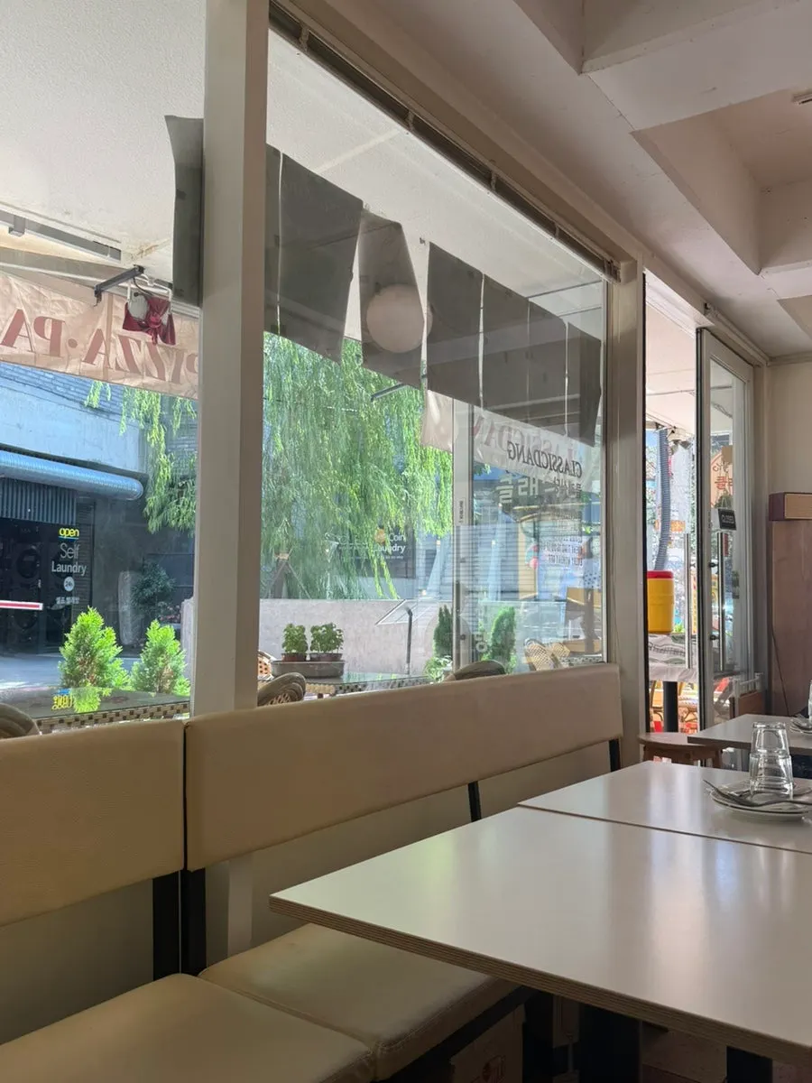 Inner window seats at Classicdang with the floor-to-ceiling glass