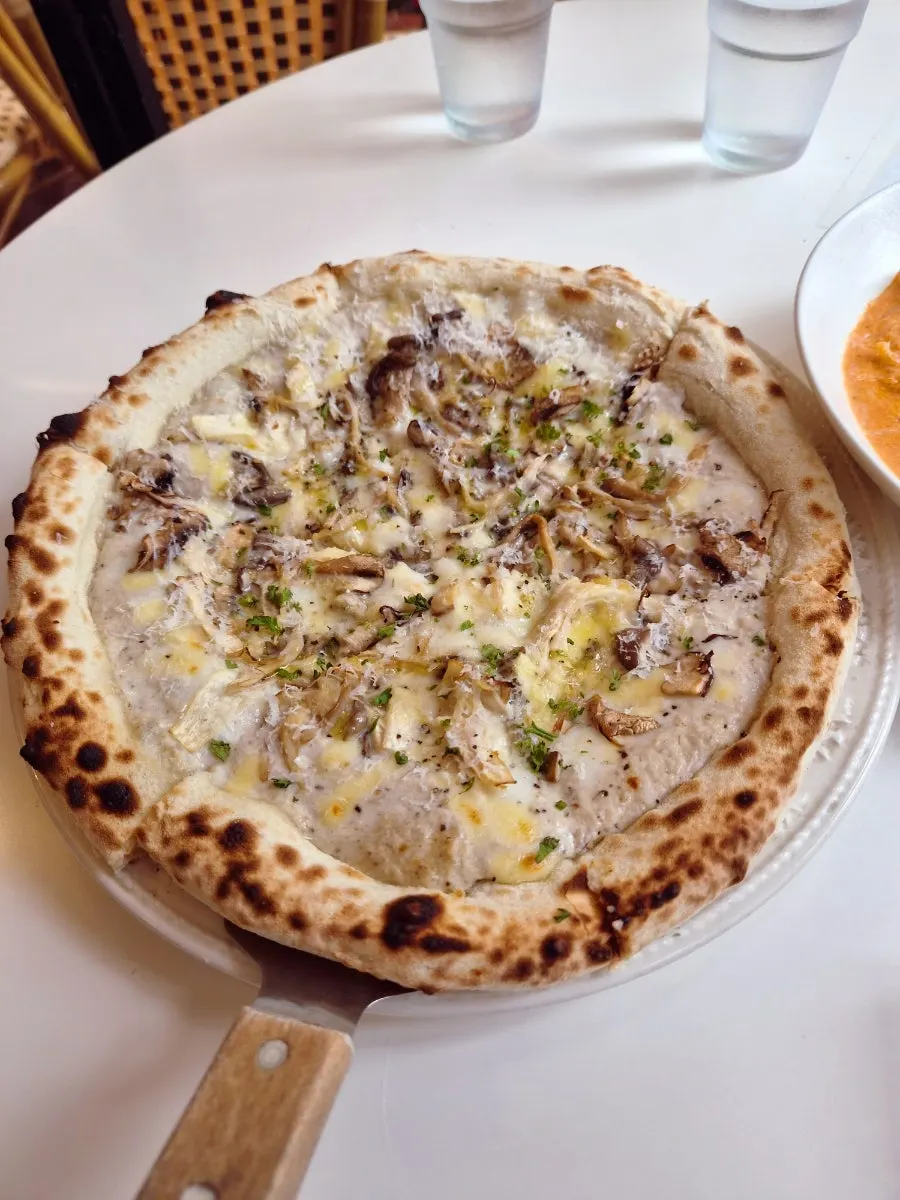 A whole Quattro Fungi Pizza at Classicdang
