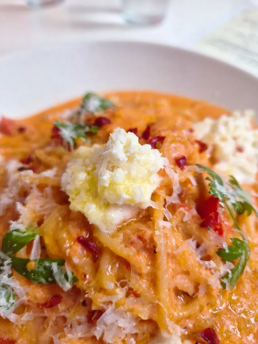 Rosé sauce with melted crab meat and noodles