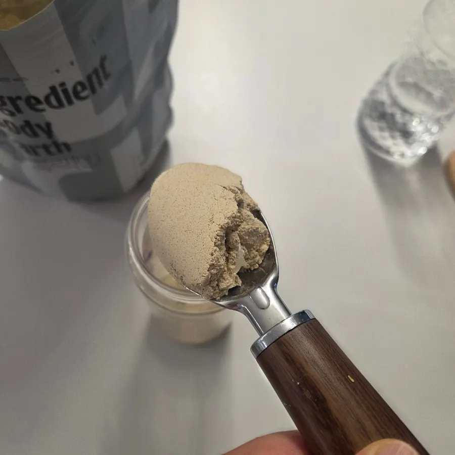 텀블러에 블랙빈 파우더와 아몬드브리즈를 담는 모습