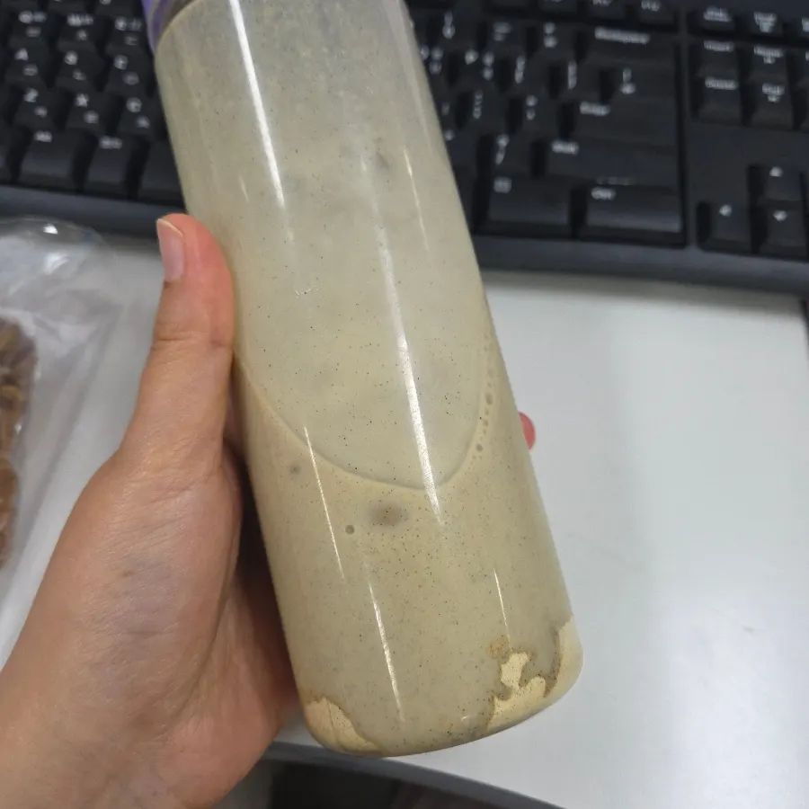 고소한 식물성 단백질 음료를 마시는 아침