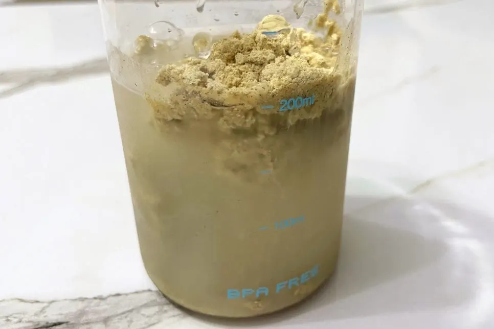 Shaker bottle filled with 170ml of water