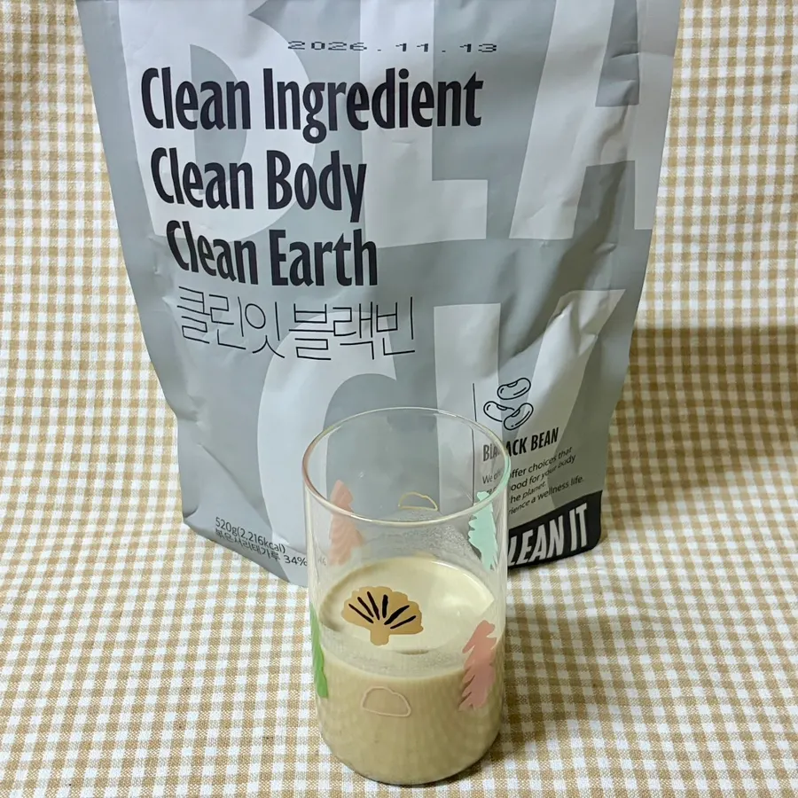 Plant protein containing black soybeans, brewer's yeast, and biotin