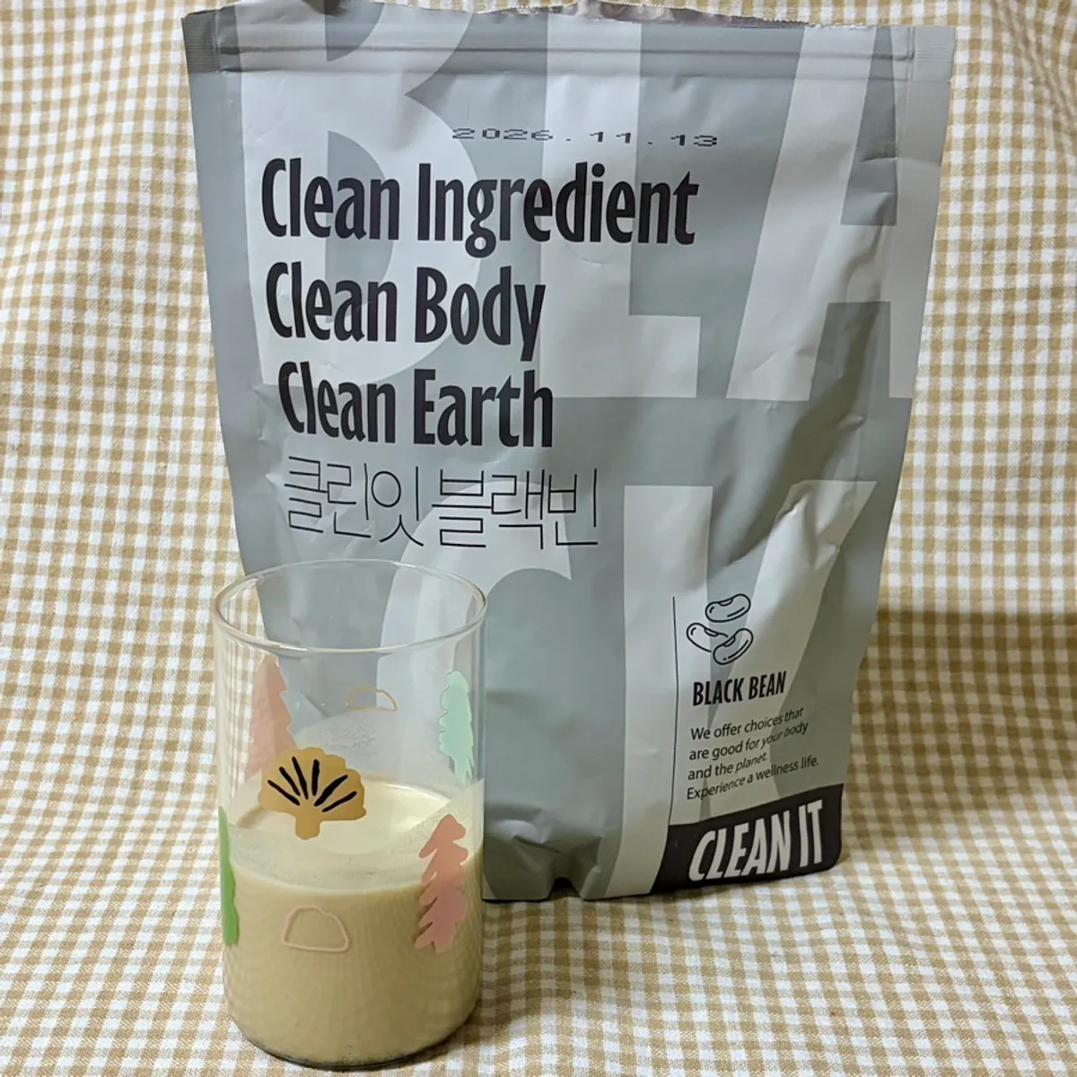 Cleanit Black Bean product alongside the finished shake
