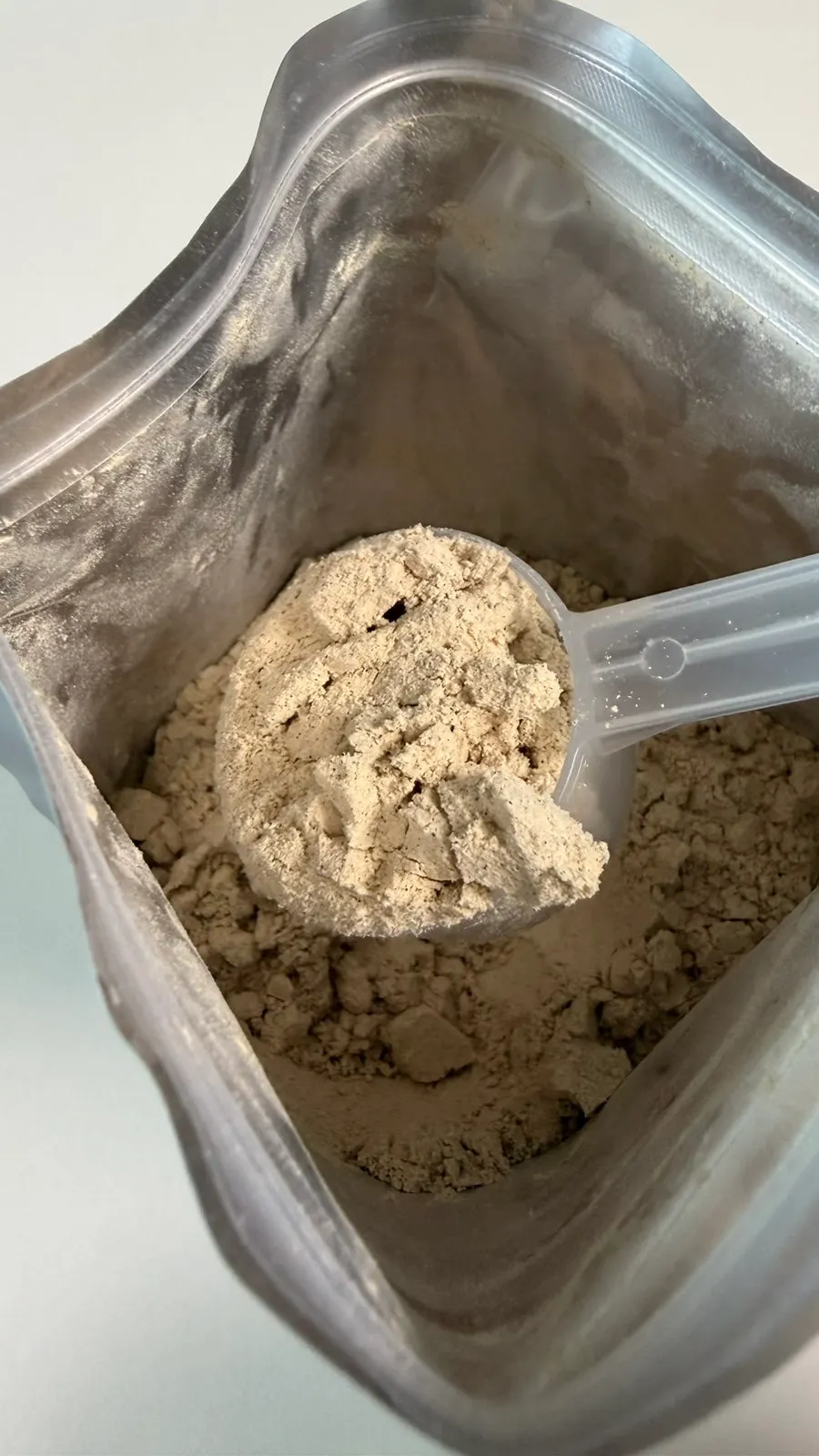 아침 식사로 차린 달걀과 단백질 쉐이크