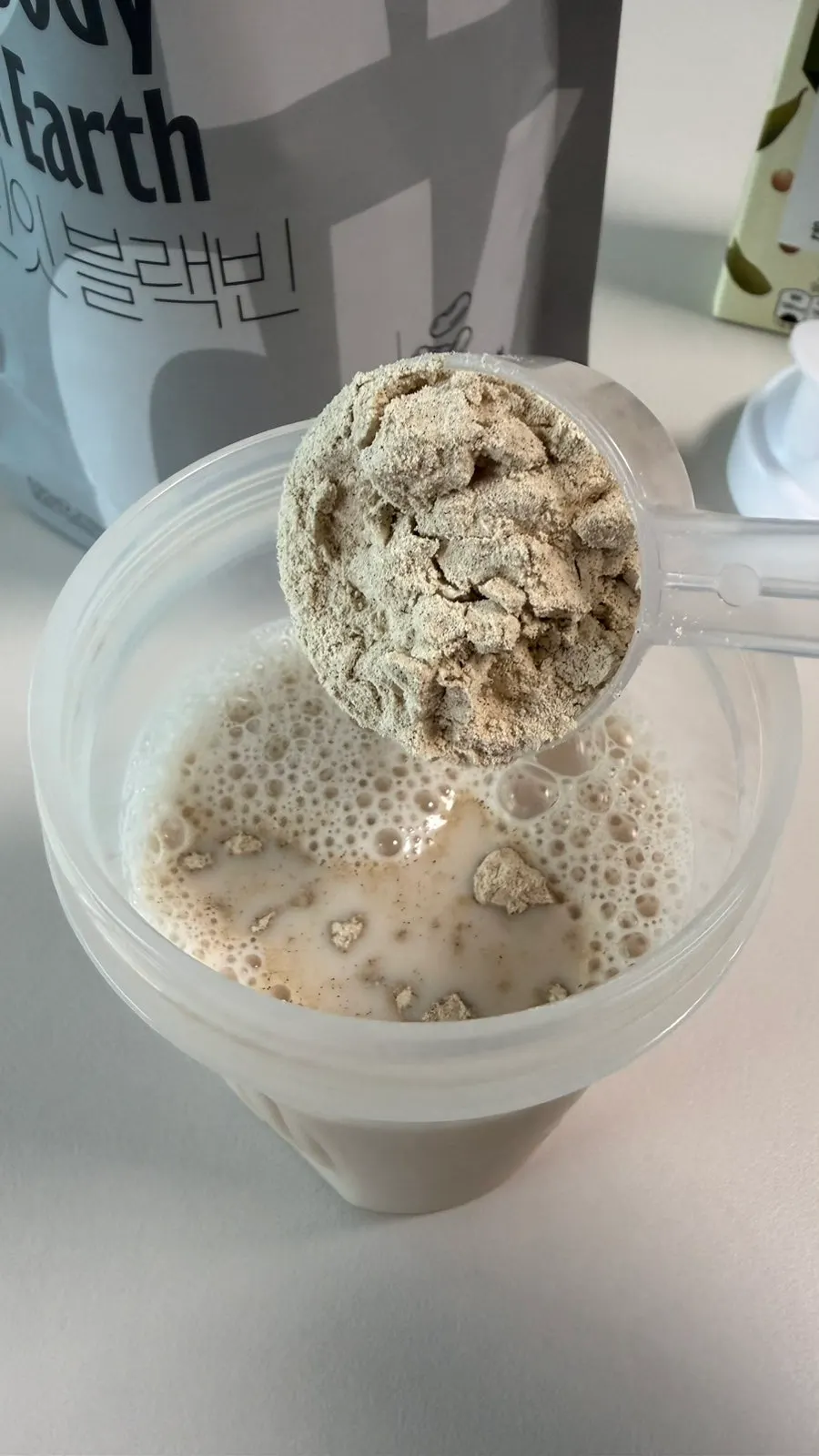 두유에 섞은 블랙빈 프로틴 음료 한 잔