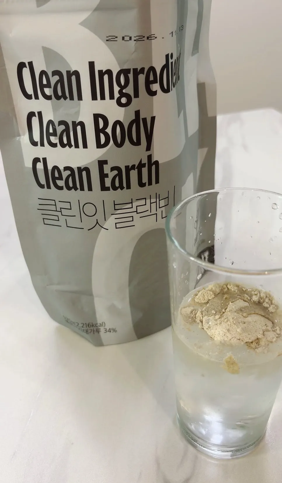 Scooping 40g of shake powder with a rice spoon