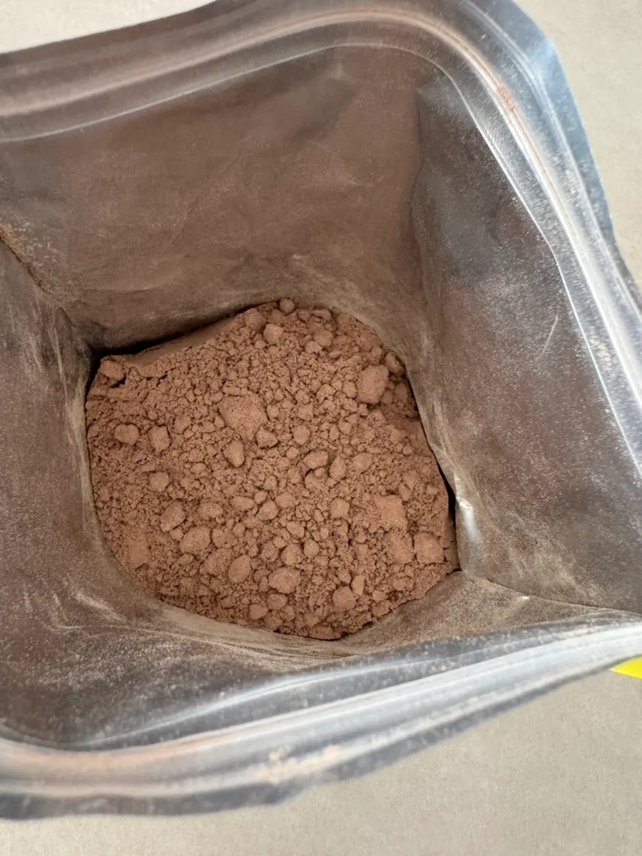 Polvo de proteína vegetal de color cacao intenso
