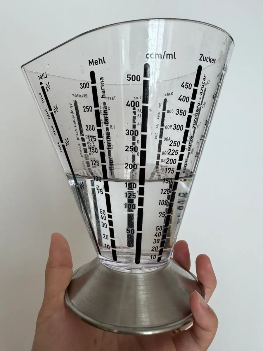 Preparativos para mezclar el batido de proteína