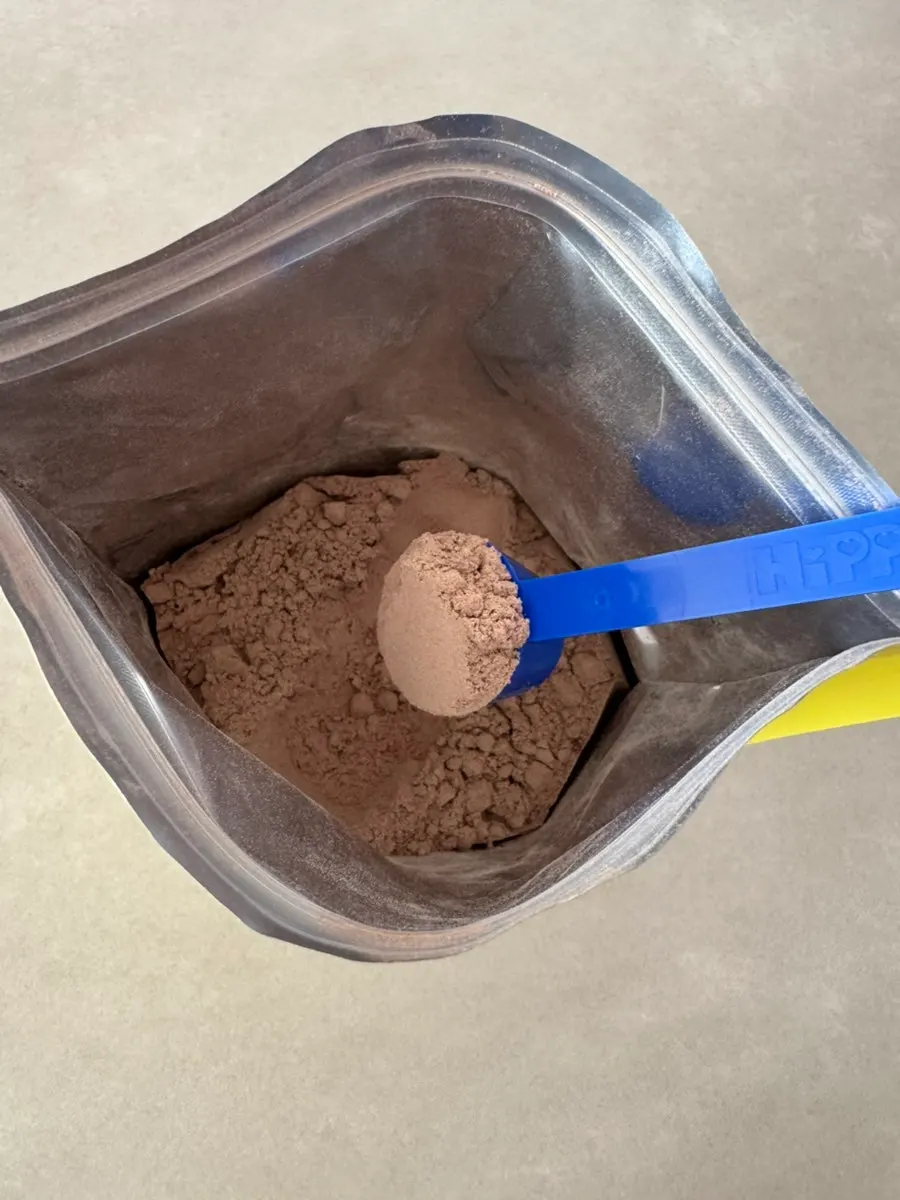 Midiendo 40g de polvo con una balanza de cocina