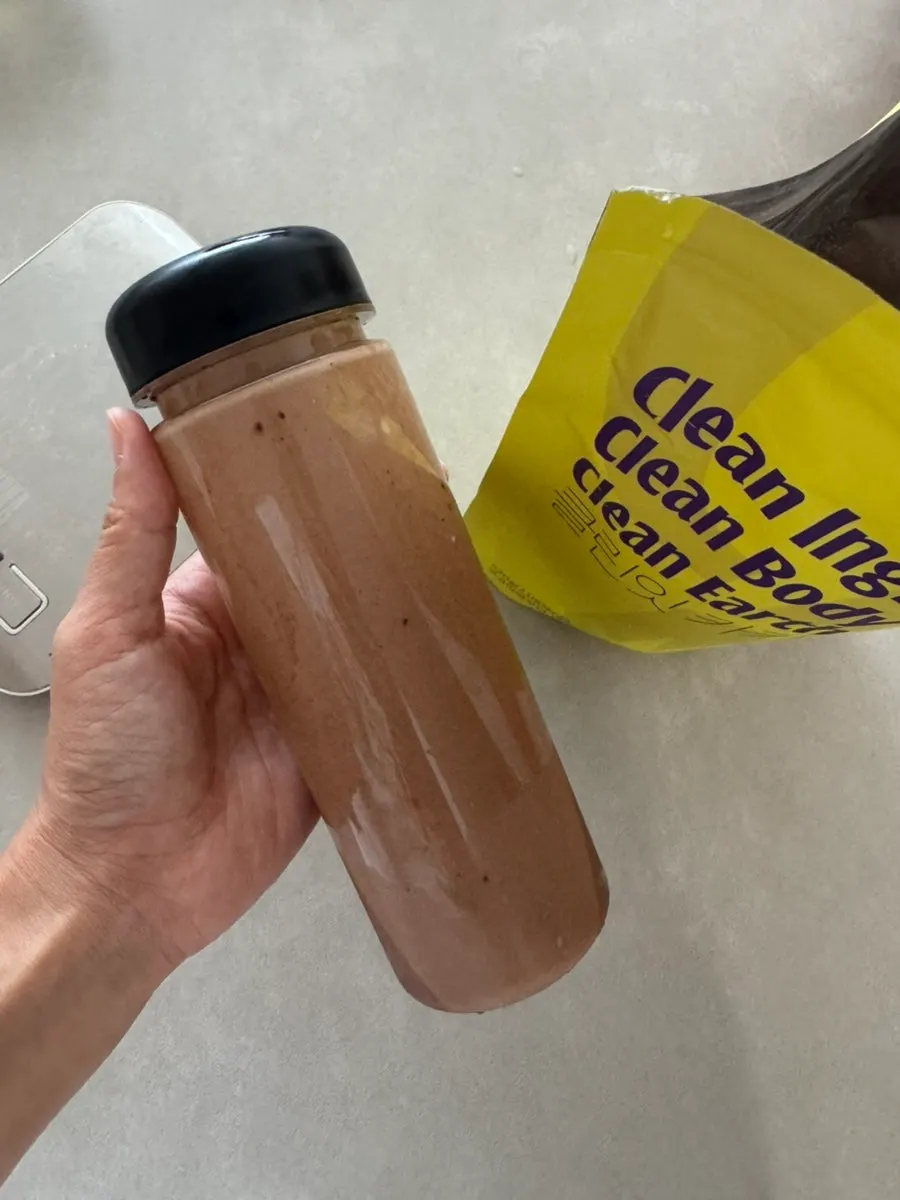 Batido de proteína cacao mezclado con agua