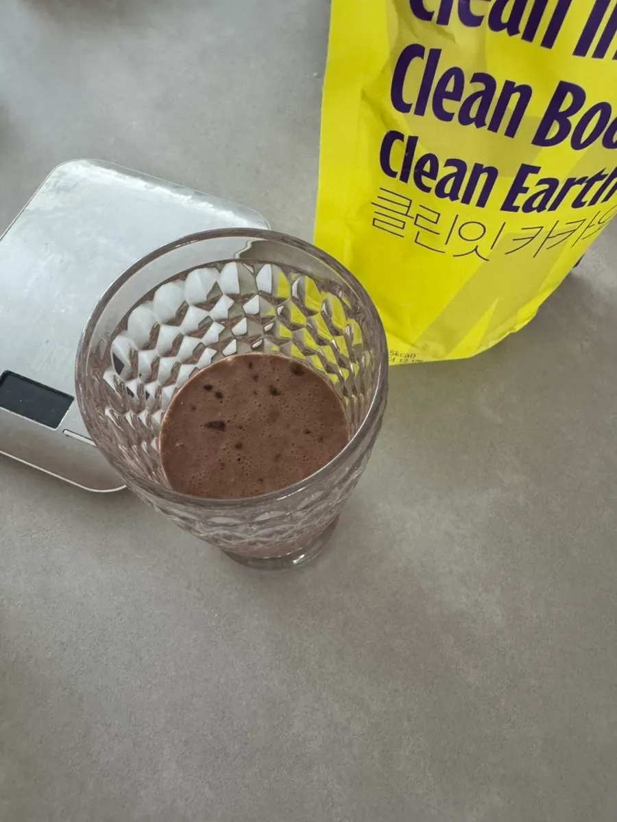 Batido de proteína cacao terminado, de color marrón suave