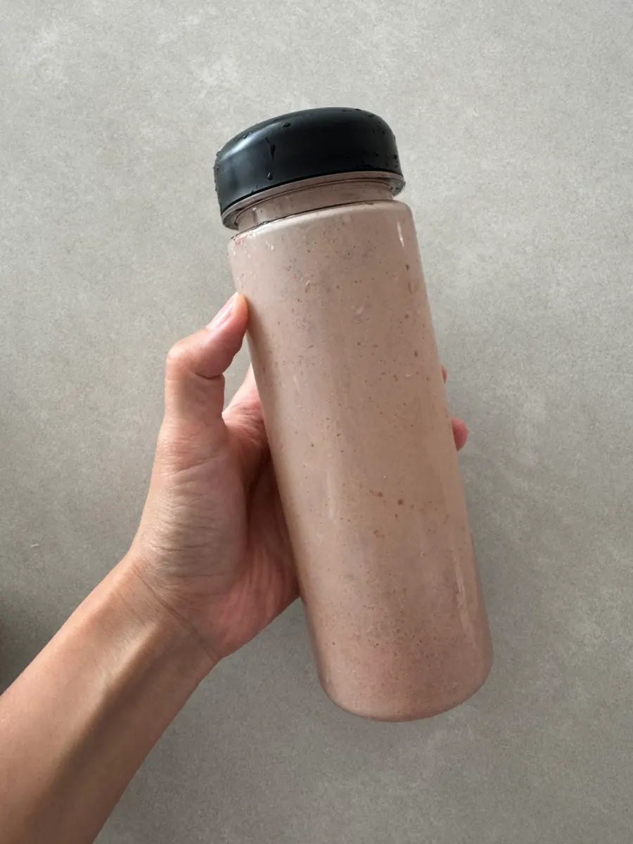 Batido de proteína cacao mezclado con 200ml de leche