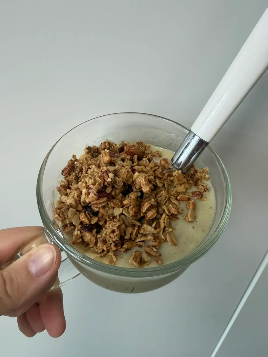 그래놀라를 올린 블랙빈 단백질 스무디 아침 한 끼