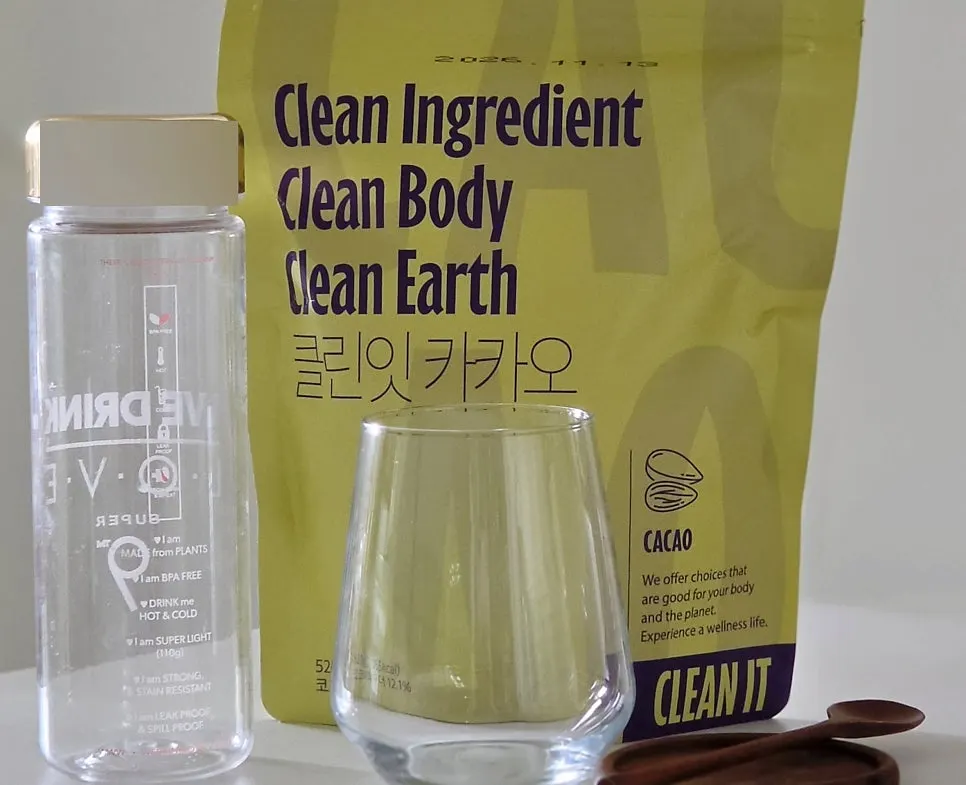 Cleanit Protein Cacao and a glass of the shake