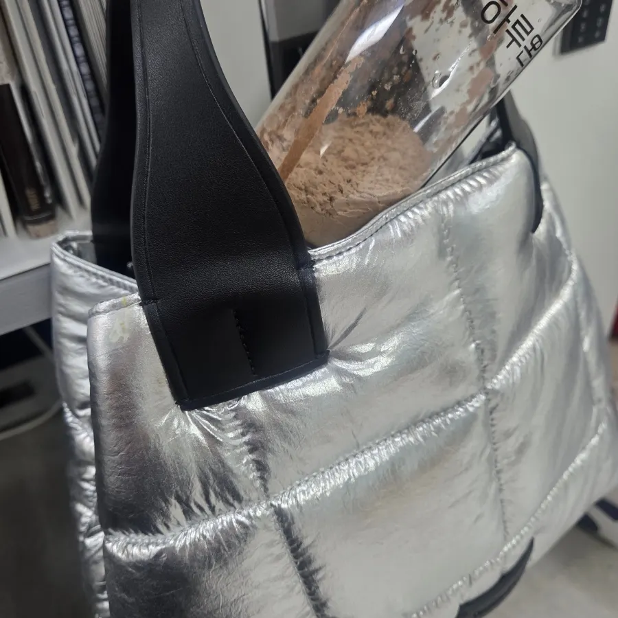 Cleanit Protein Cacao packed into a gym bag