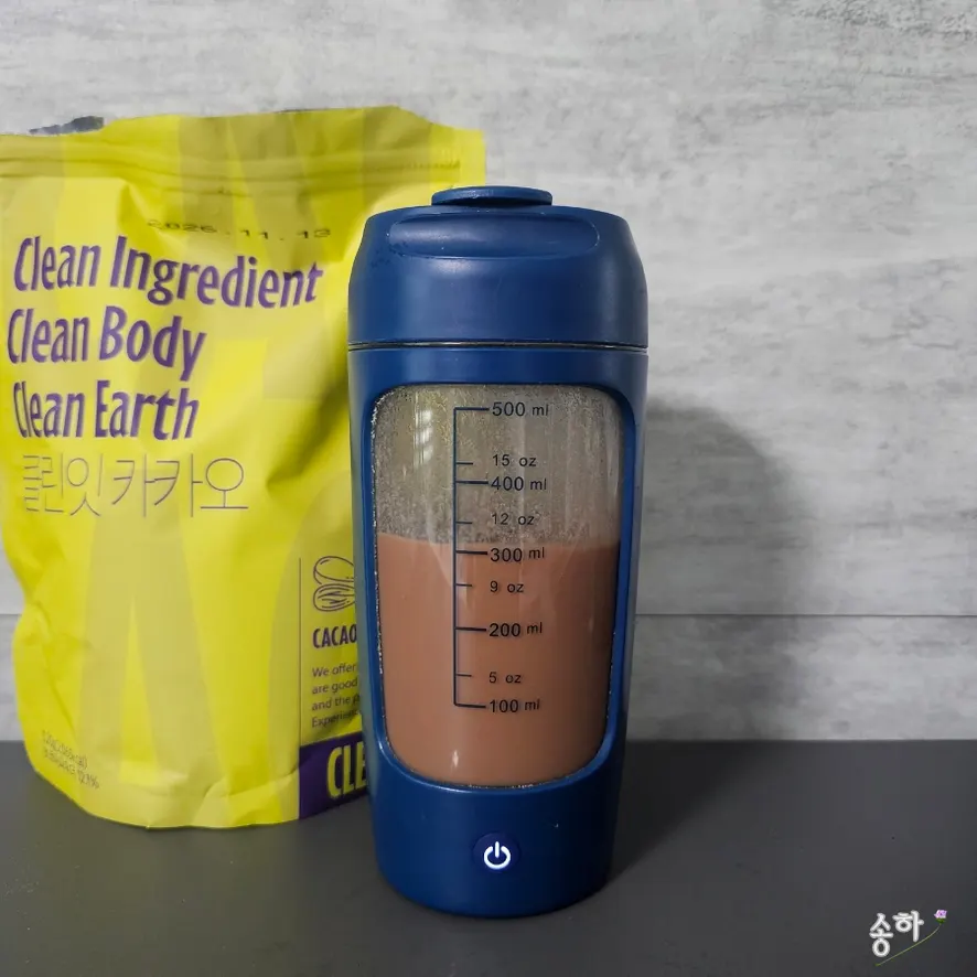 Using an electric shaker bottle