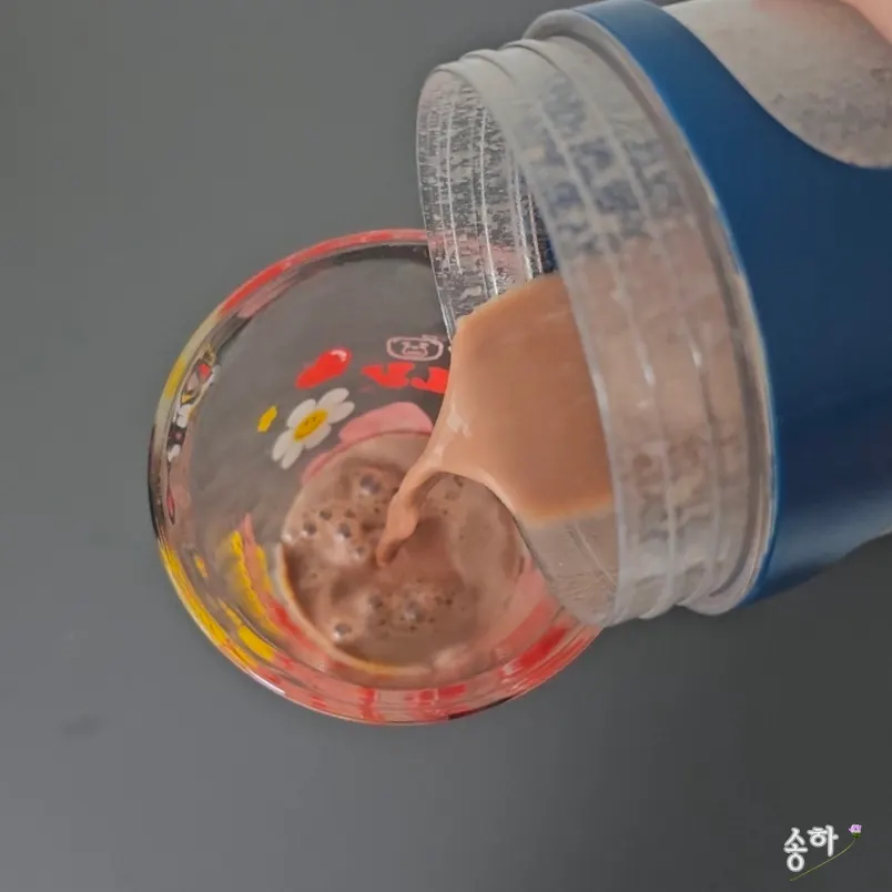 Measuring 40 g of protein powder