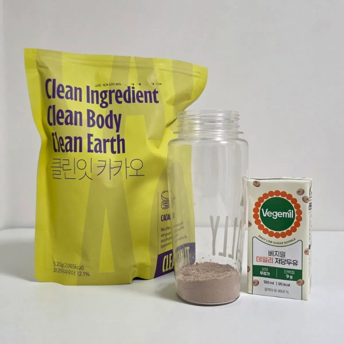 Cleanit protein placed next to low-sugar soy milk