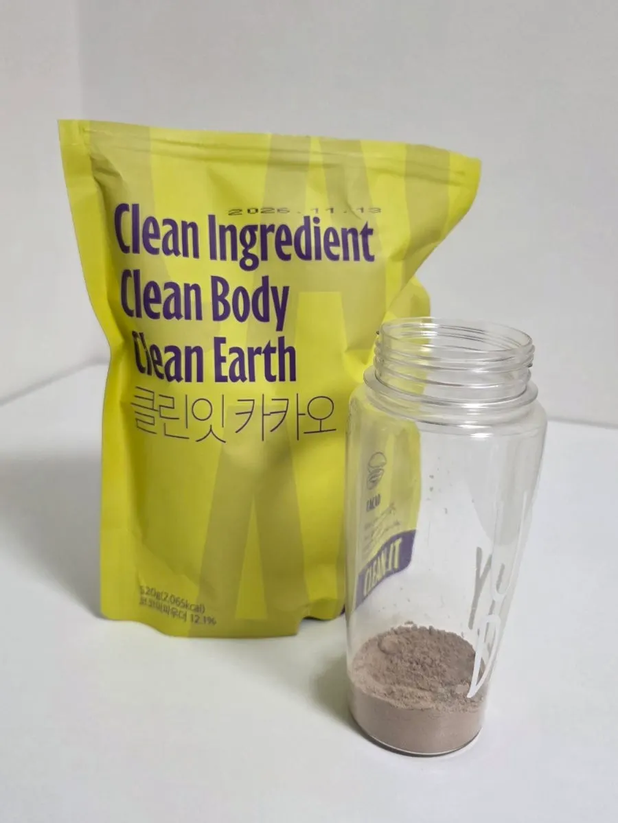 Mixing 3 spoons of protein powder into soy milk
