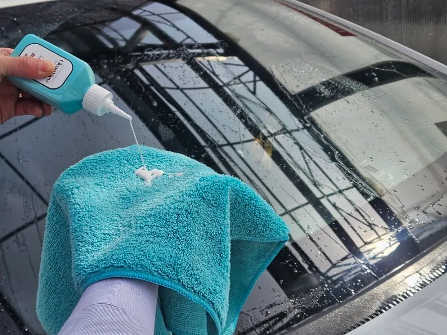 Car glass that was still bothersome after wiping with a wet cloth