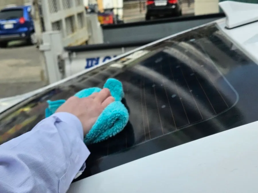 Glass that raised concerns about scratches during oil-film removal