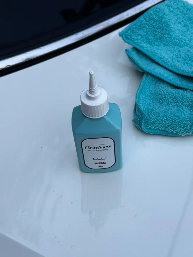 AutoGrooming set components with an included towel