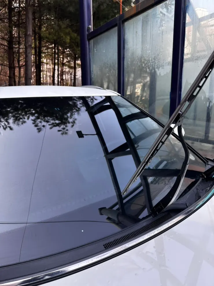 Car glass wiped until no oil-film remover remained