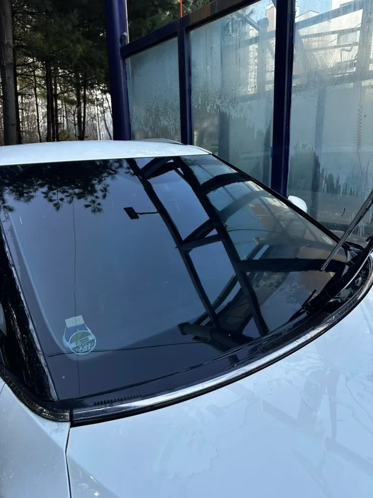 Car glass after finishing the DIY oil-film removal